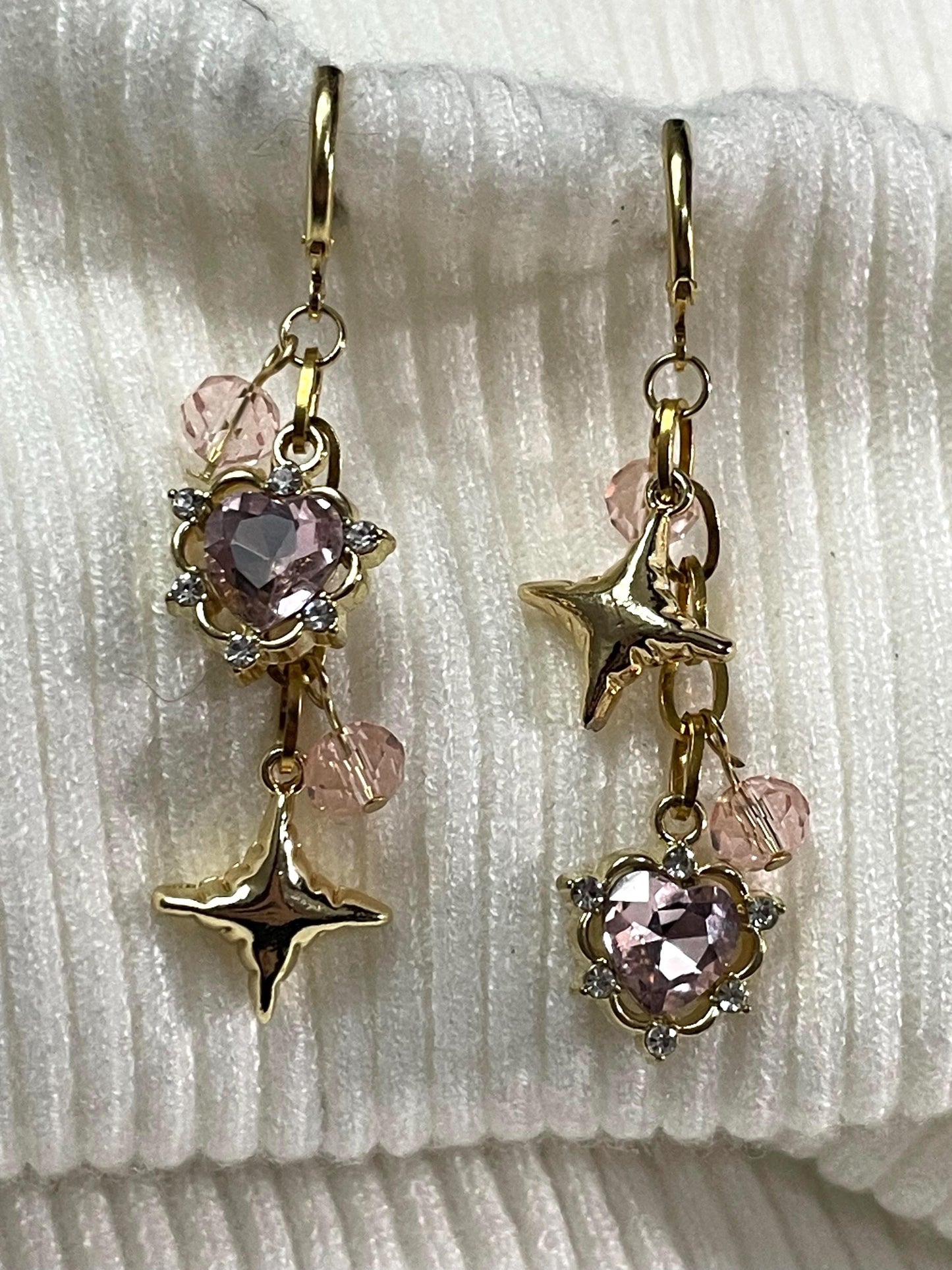 Mismatch Pink Heart Earrings | Gothic Y2K Gold Dangly Hearts