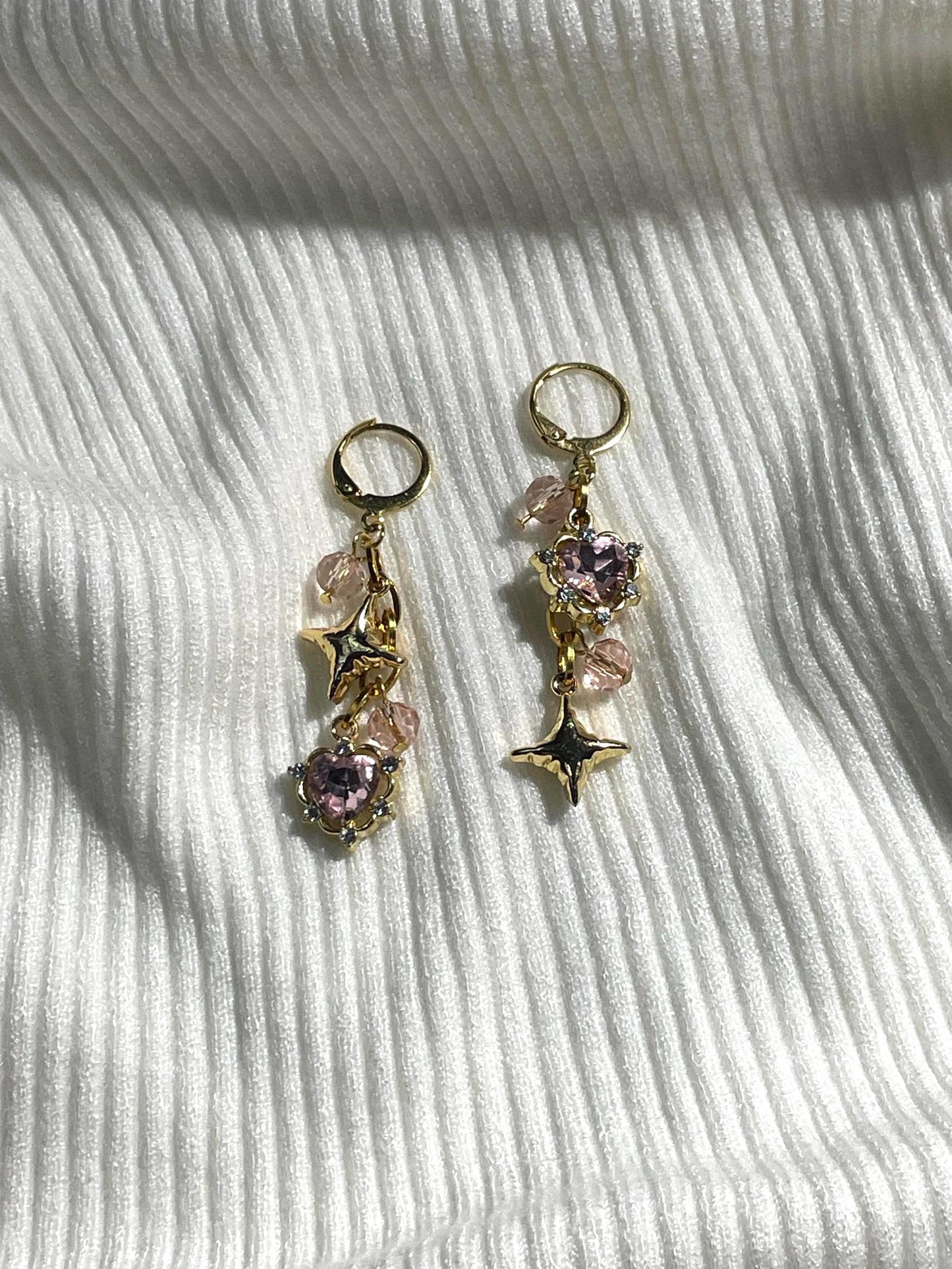 Mismatch Pink Heart Earrings | Gothic Y2K Gold Dangly Hearts